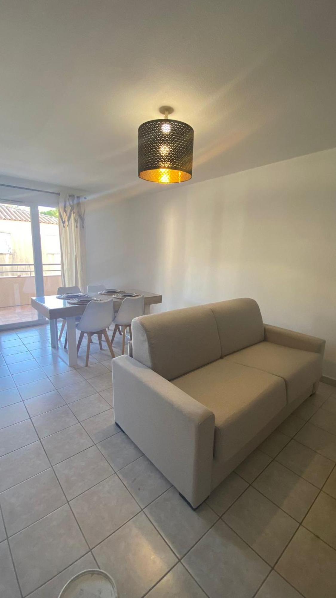 Spacieux Avec Terrasse Et Parking Prive Apartment