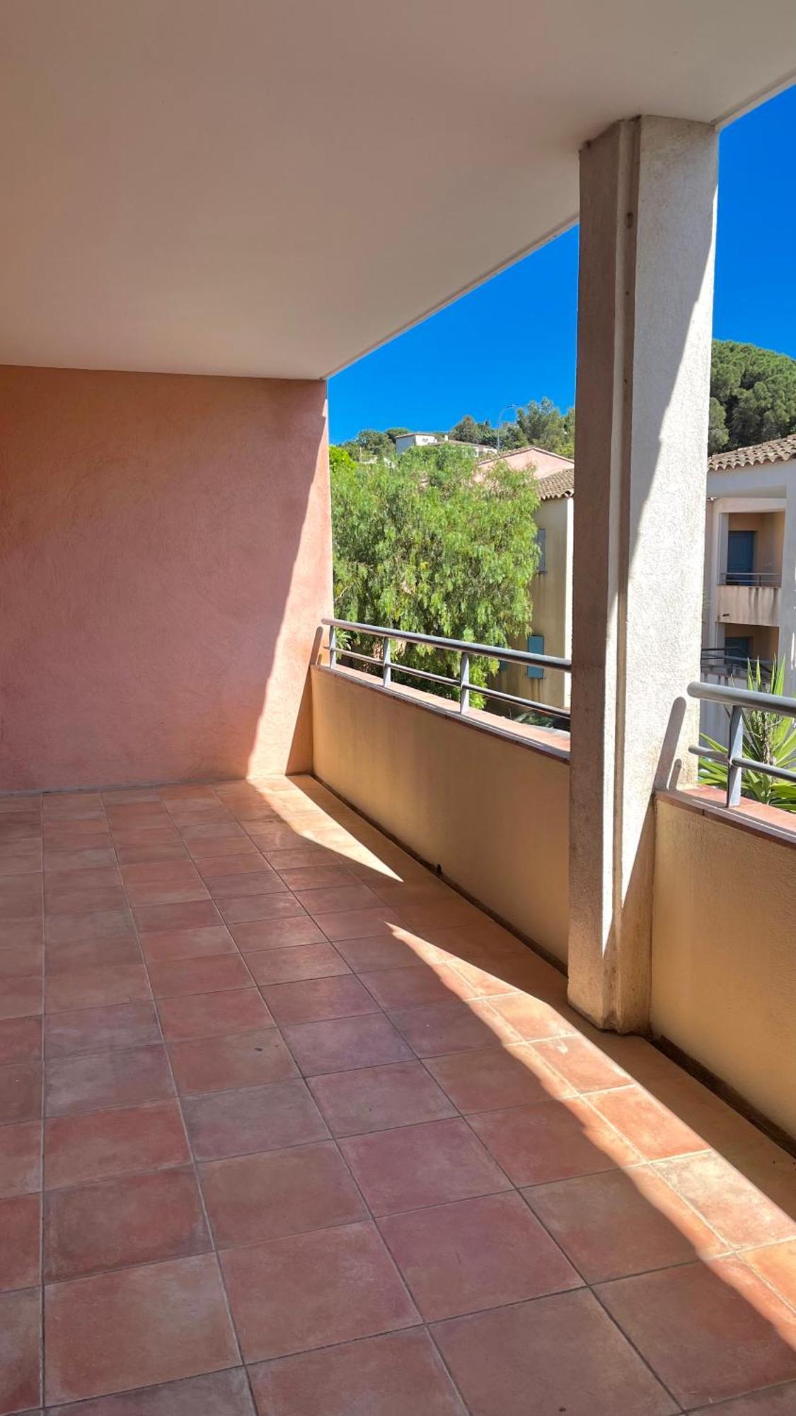 Spacieux Avec Terrasse Et Parking Prive Apartment Sainte-Maxime