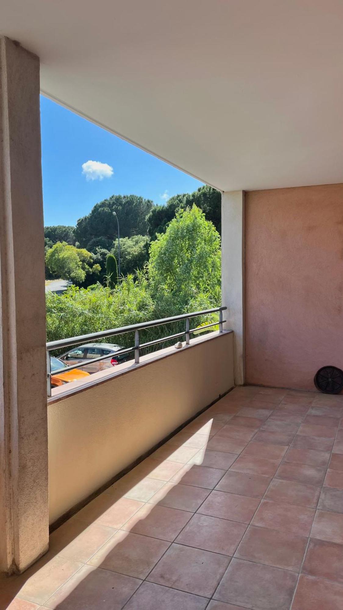 Spacieux Avec Terrasse Et Parking Prive *